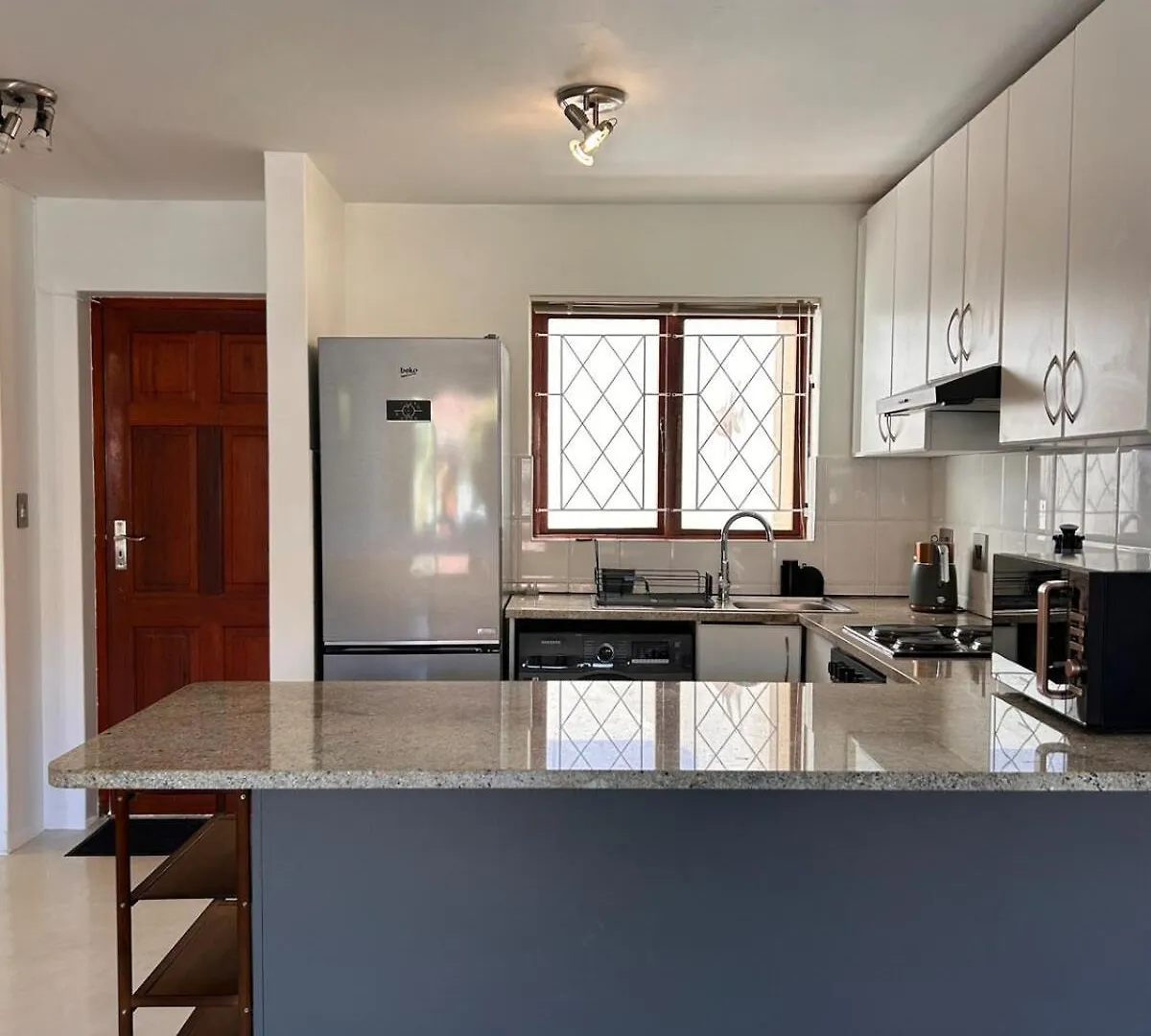 Apartment 38 St James Terrace - Modern Seaside Gem